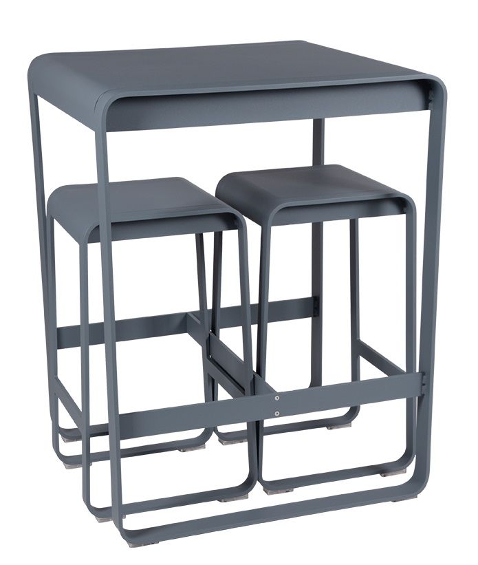 Bellevie hoher Tisch von Fermob mit zwei Barhockern, modernes Outdoor-Möbelset in Grau.