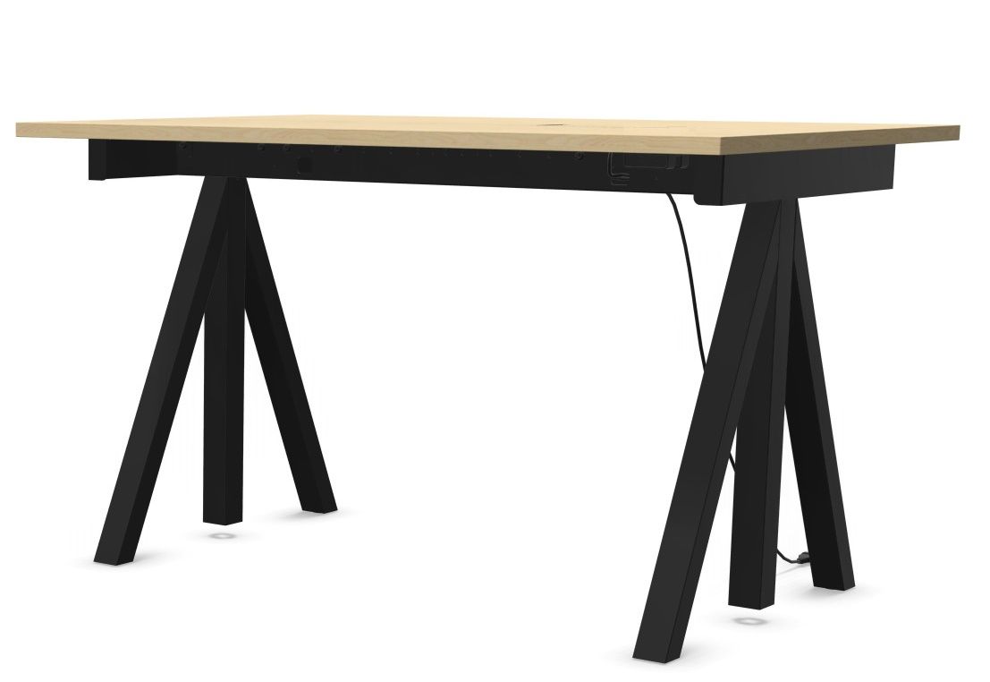 Wordesk Table Schreibtisch von String Furniture mit hellem Holz und schwarzem, modernem Gestell.