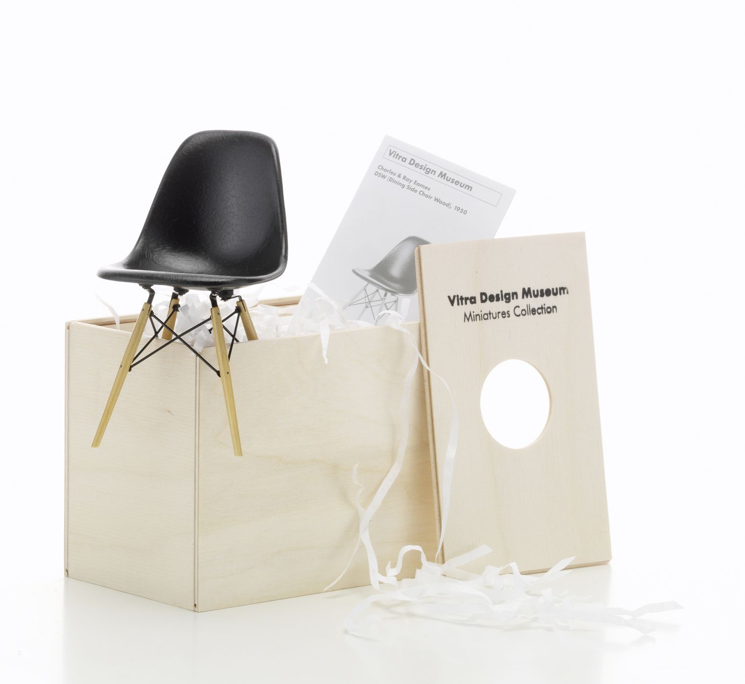 Schwarzer DSW Miniatur Stuhl von Vitra [1950] in einer Holzkiste. Designklassiker für Sammler.