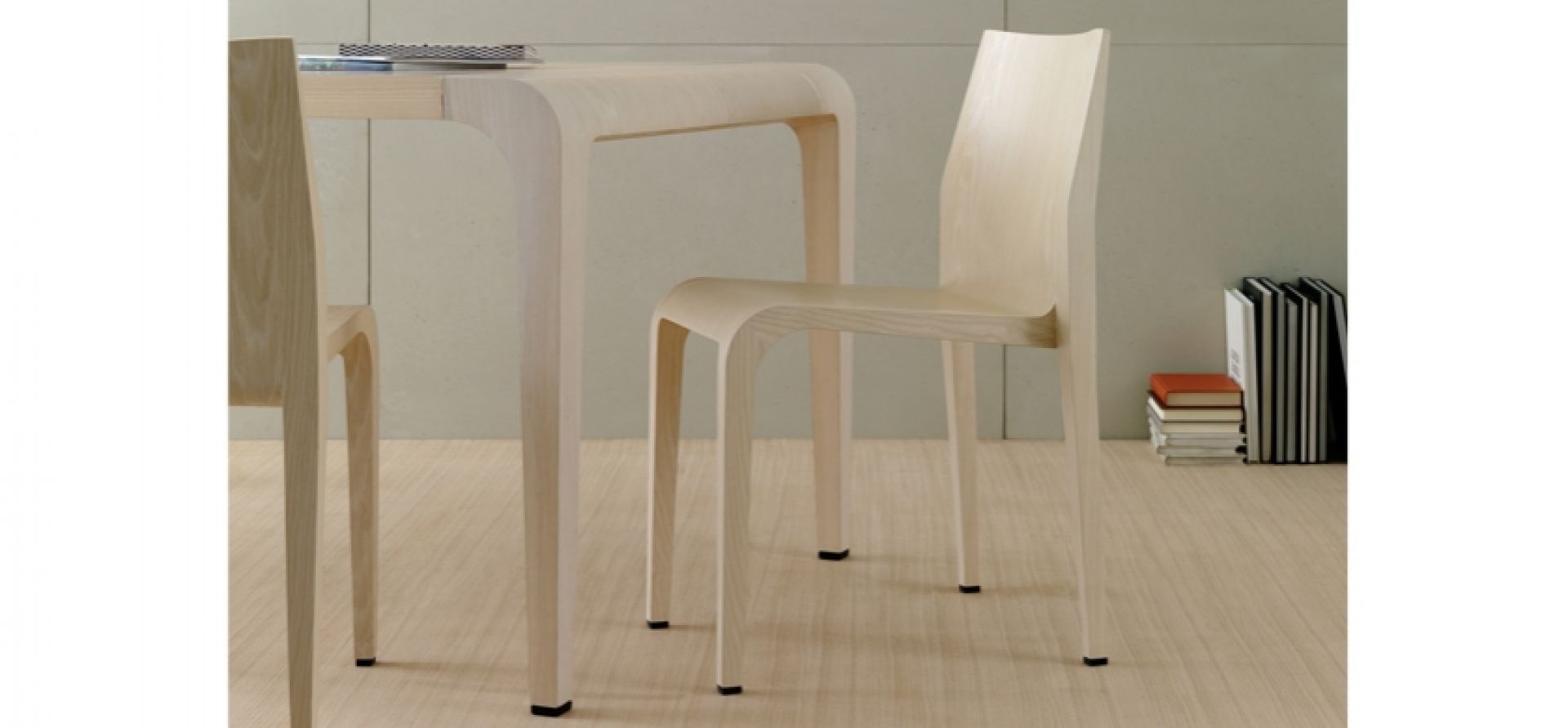 Laleggera Stuhl 301 von Alias, helles Holz, minimalistisches Design, elegante Sitzgelegenheit für Esszimmer und Büro.
