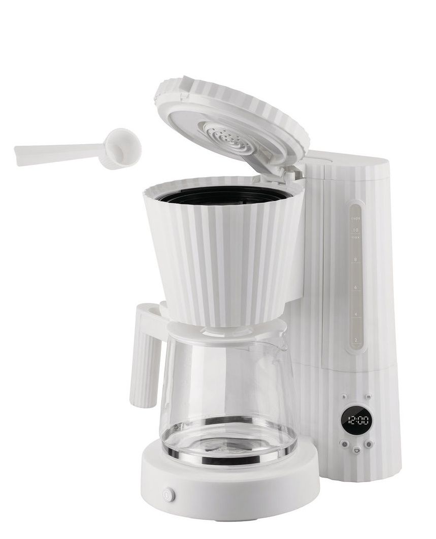 Weiße Alessi Plissé Filterkaffeemaschine mit Glaskanne und Messlöffel, modernes Küchendesign für aromatischen Filterkaffee.