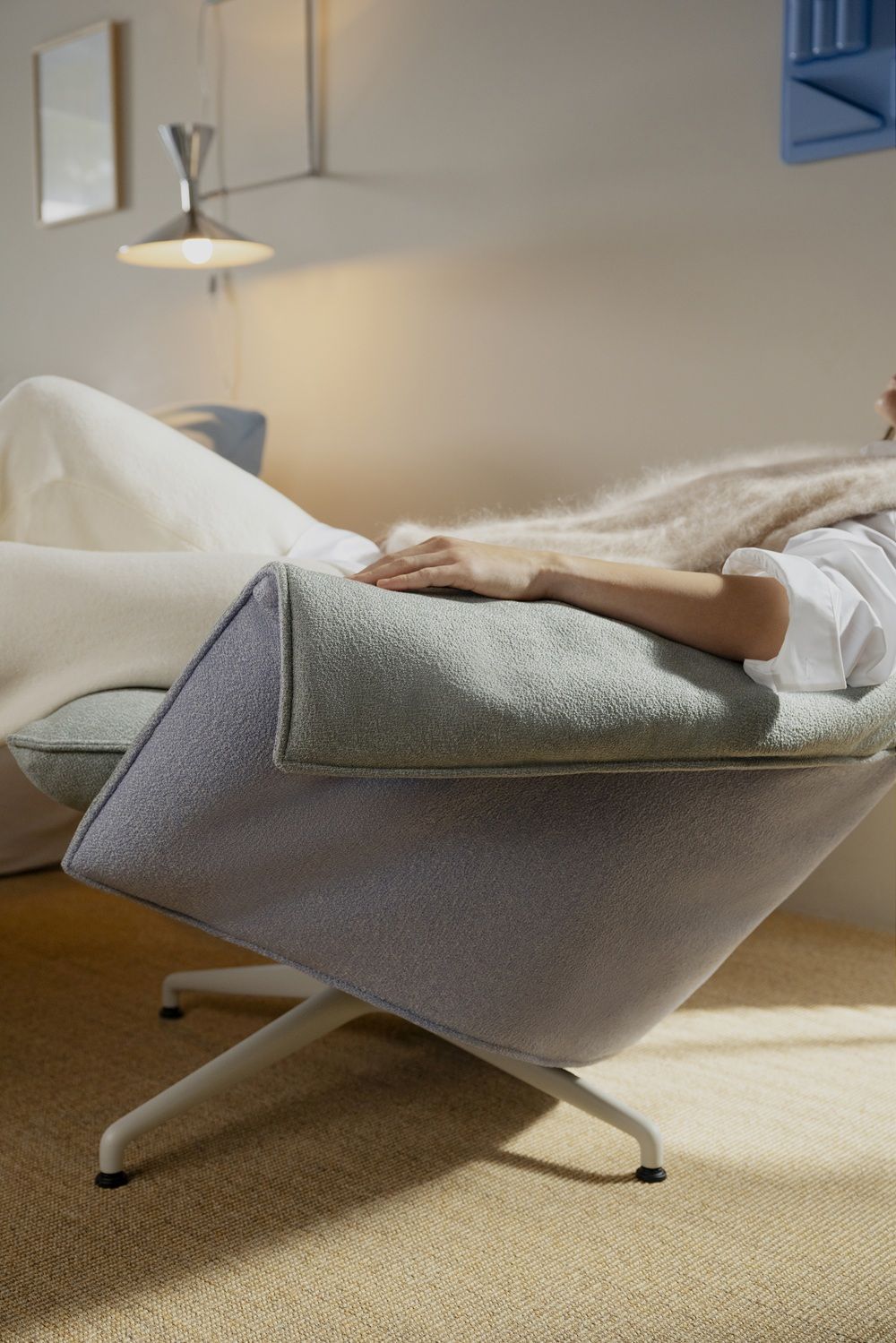 Bascule Fauteuil met hoge rugleuning en voetenbank Vitra