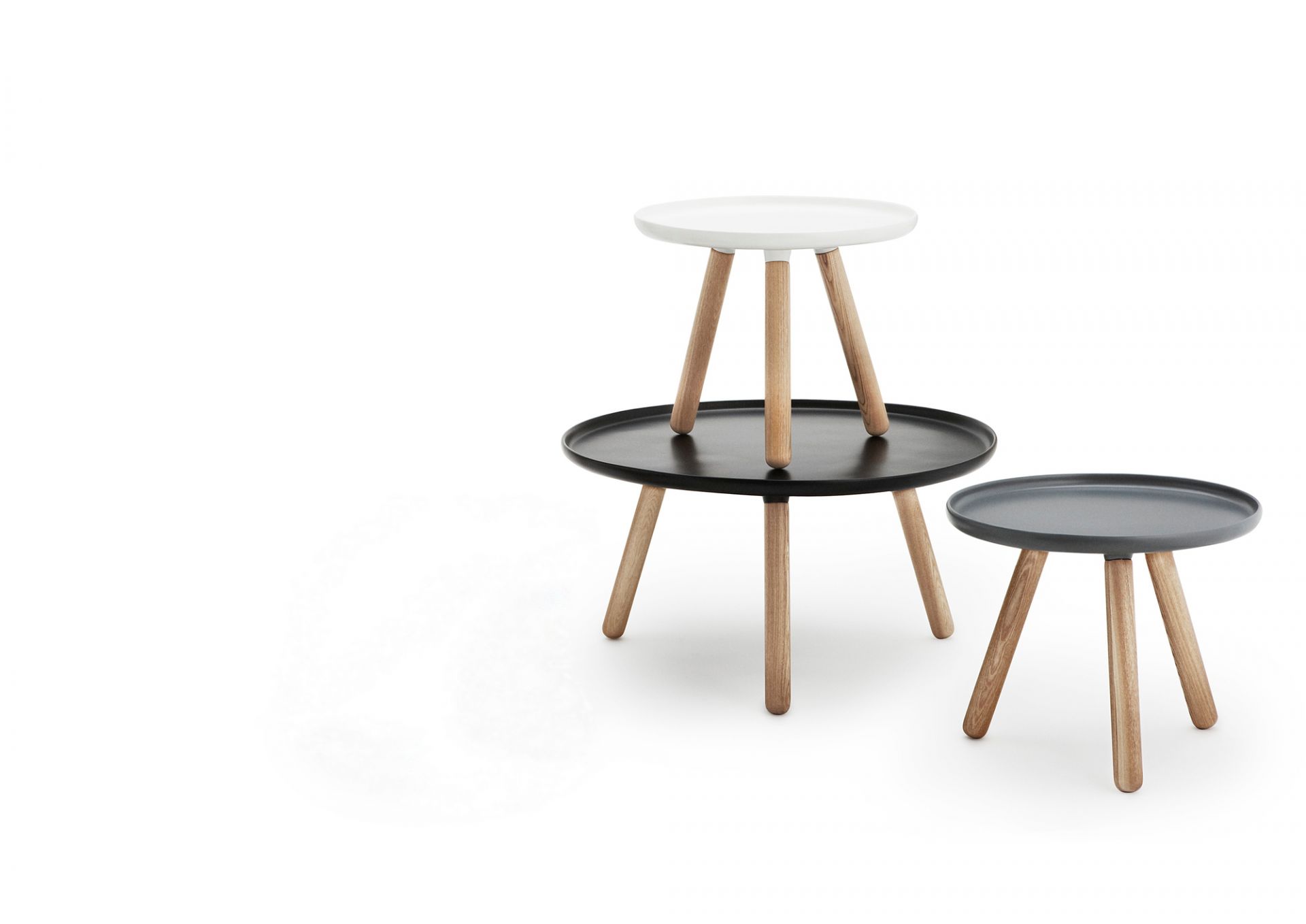 Normann Copenhagen Tablo Table Small Beistelltische in Weiß, Schwarz und Grau mit Holzbeinen.