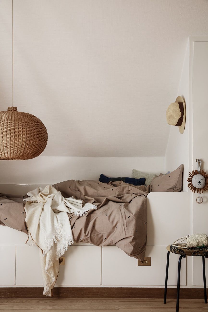 Blick in ein Kinderzimmer mit geflochtener Hängelampe, ähnlich dem Ferm Living Belly Lampenschirm.