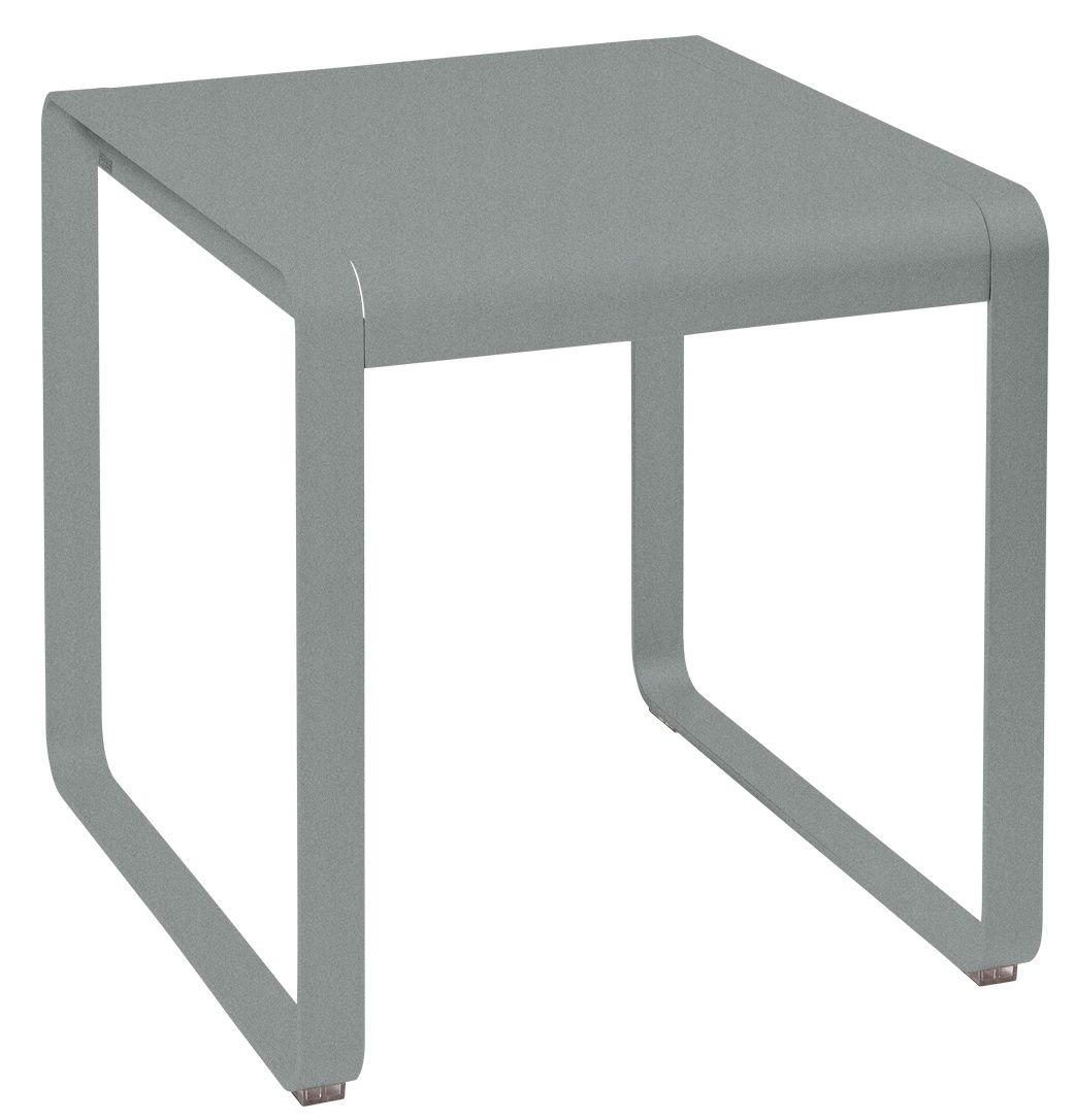 Bellevie Outdoor Tisch von Fermob, quadratisch, aus Metall in Grau, ideal für Garten und Terrasse.