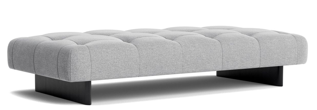 Helle Quilton Daybed Liege von Hay mit gesteppter Oberfläche und dunklem Holzfuß.