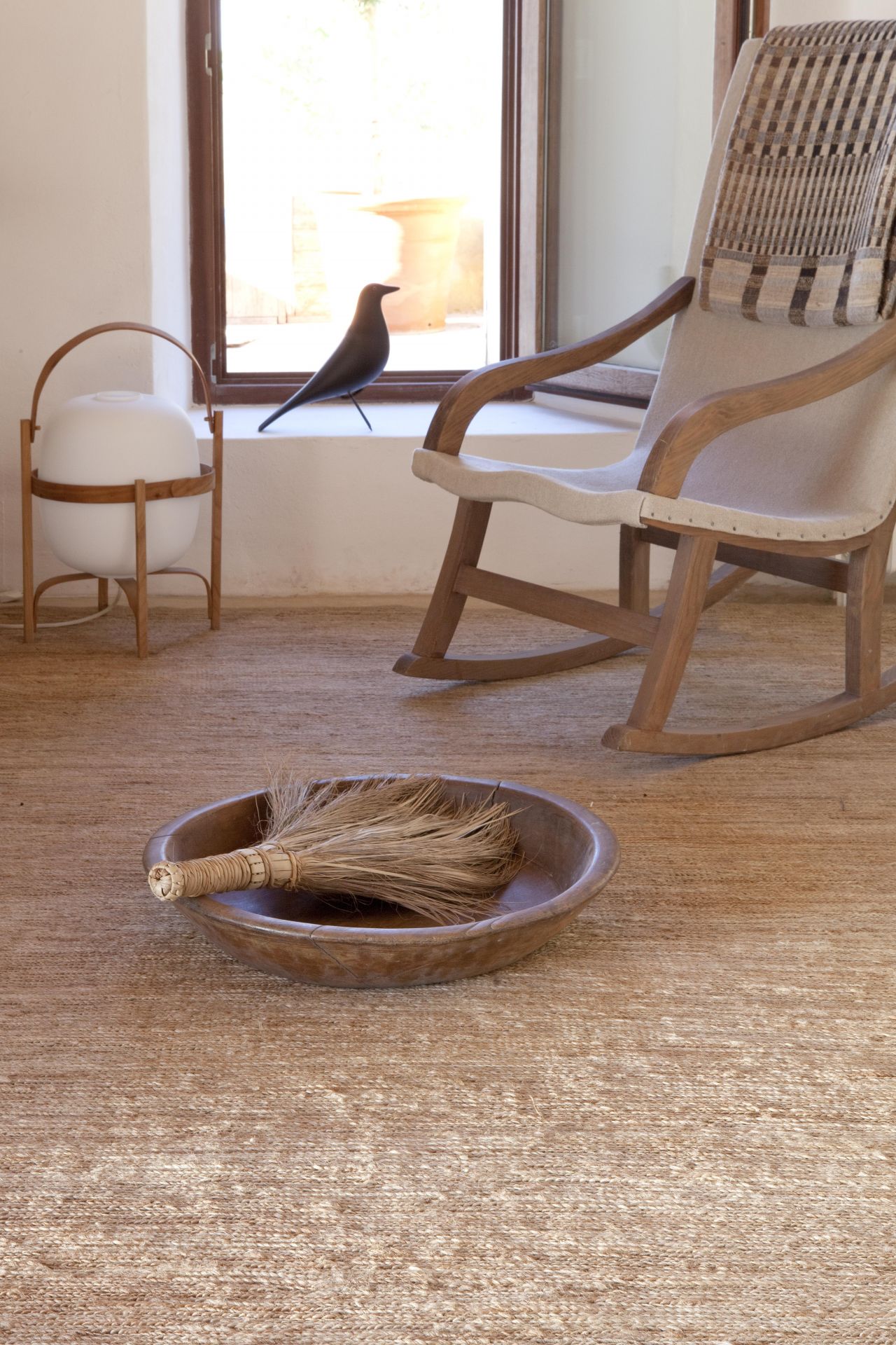 Nanimarquina Knitted Rug Teppich, 200x300cm, in einem Wohnzimmer mit Schaukelstuhl und Dekoration.