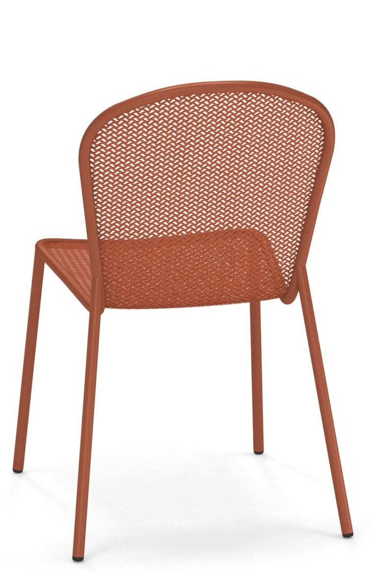 Ronda X Stuhl Outdoor Emu, terracottafarbener Gartenstuhl mit filigranem Metallgeflecht, Ansicht von hinten.