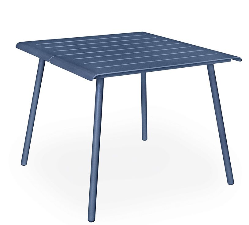 Blauer Vapio Tisch von Weishäupl für den Außenbereich, quadratisch und modern designt.