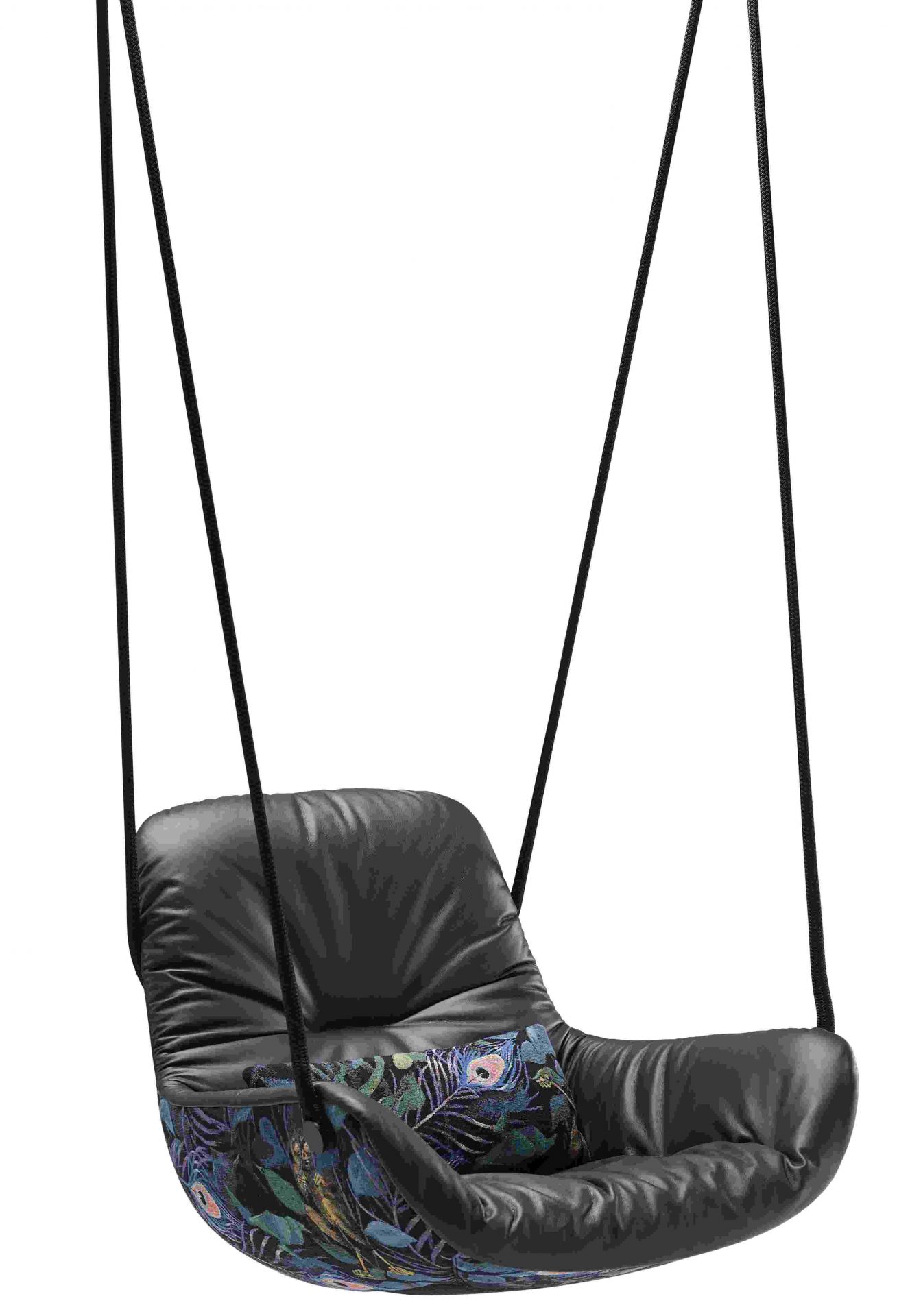 Schwarzer Leya Swing Seat Sessel der Freifrau Manufaktur mit floralem Kissen und Seilen zum Aufhängen.