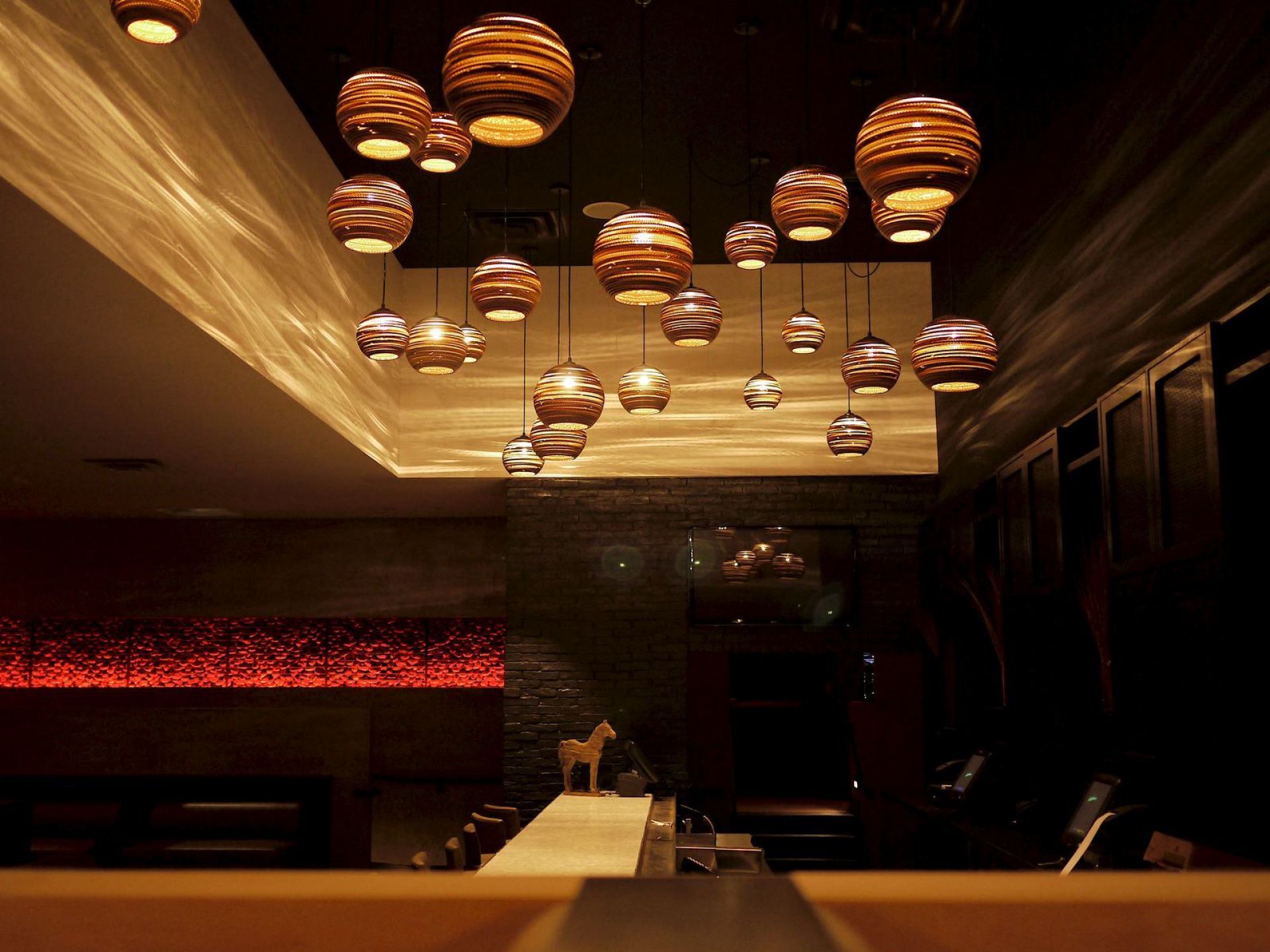 Moon18 Scraplights Hängeleuchten von Graypants in einem Restaurant, warmes Licht und modernes Design.