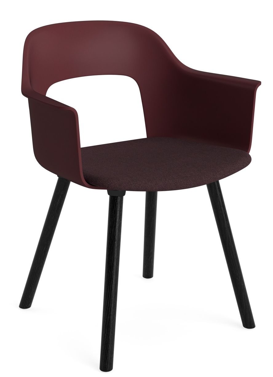 Hay Layout Armchair 223 Armlehnstuhl in Bordeauxrot mit gepolstertem Sitz und schwarzen Holzbeinen, Frontansicht.