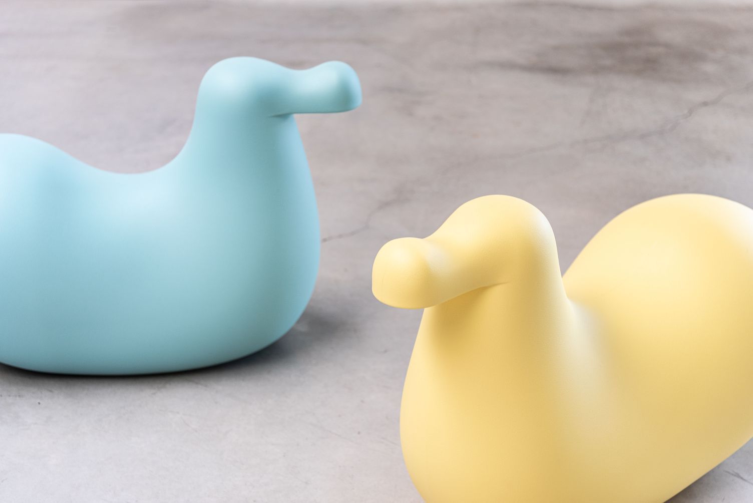 Zwei Dodo Schaukelvögel von Magis, ein blauer und ein gelber, für Kinder.
