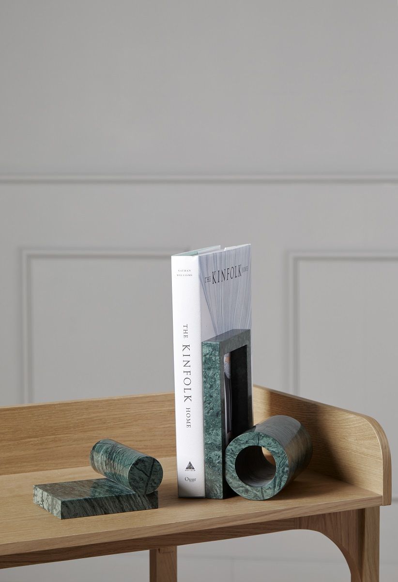 Nahaufnahme des Woud Utility Shelf Regals mit dekorativen Marmorobjekten und Buchstützen.