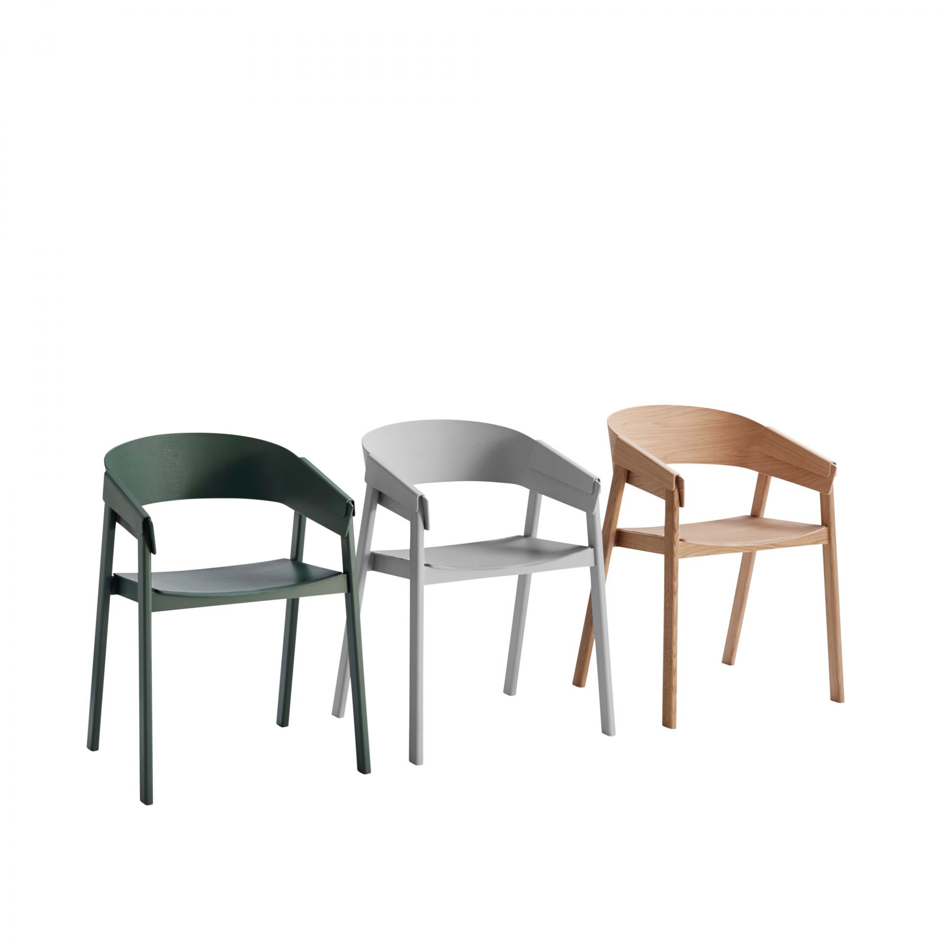 Drei Muuto Cover Chair Stühle in Grün, Grau und Holz, moderne skandinavische Sitzmöbel für Esszimmer und Wohnbereich.