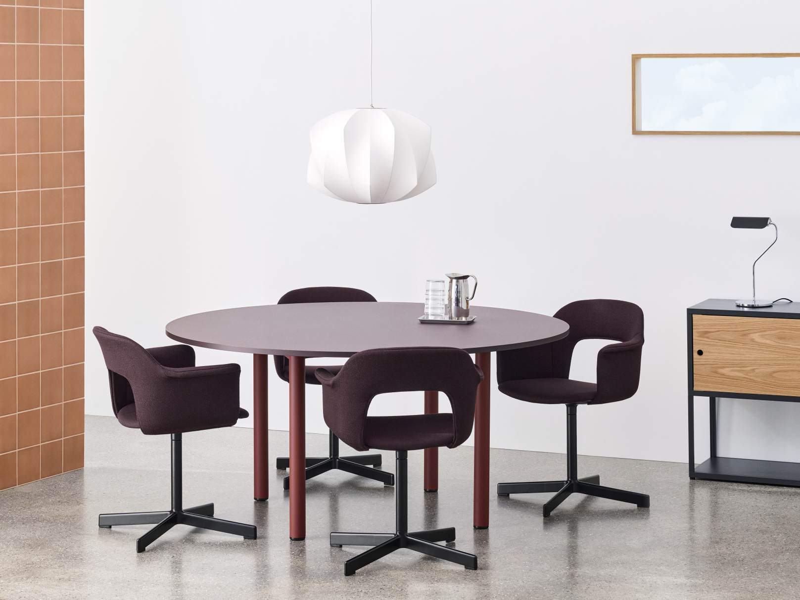 Esszimmer mit rundem Tisch und vier Hay Layout Armchair 234 Armlehnstühlen in Lila.