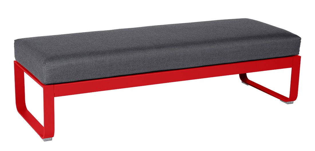 Bellevie Fermob Outdoor Hocker für zwei Personen, rotes Gestell, grauer Polsterstoff, Gartenmöbel.