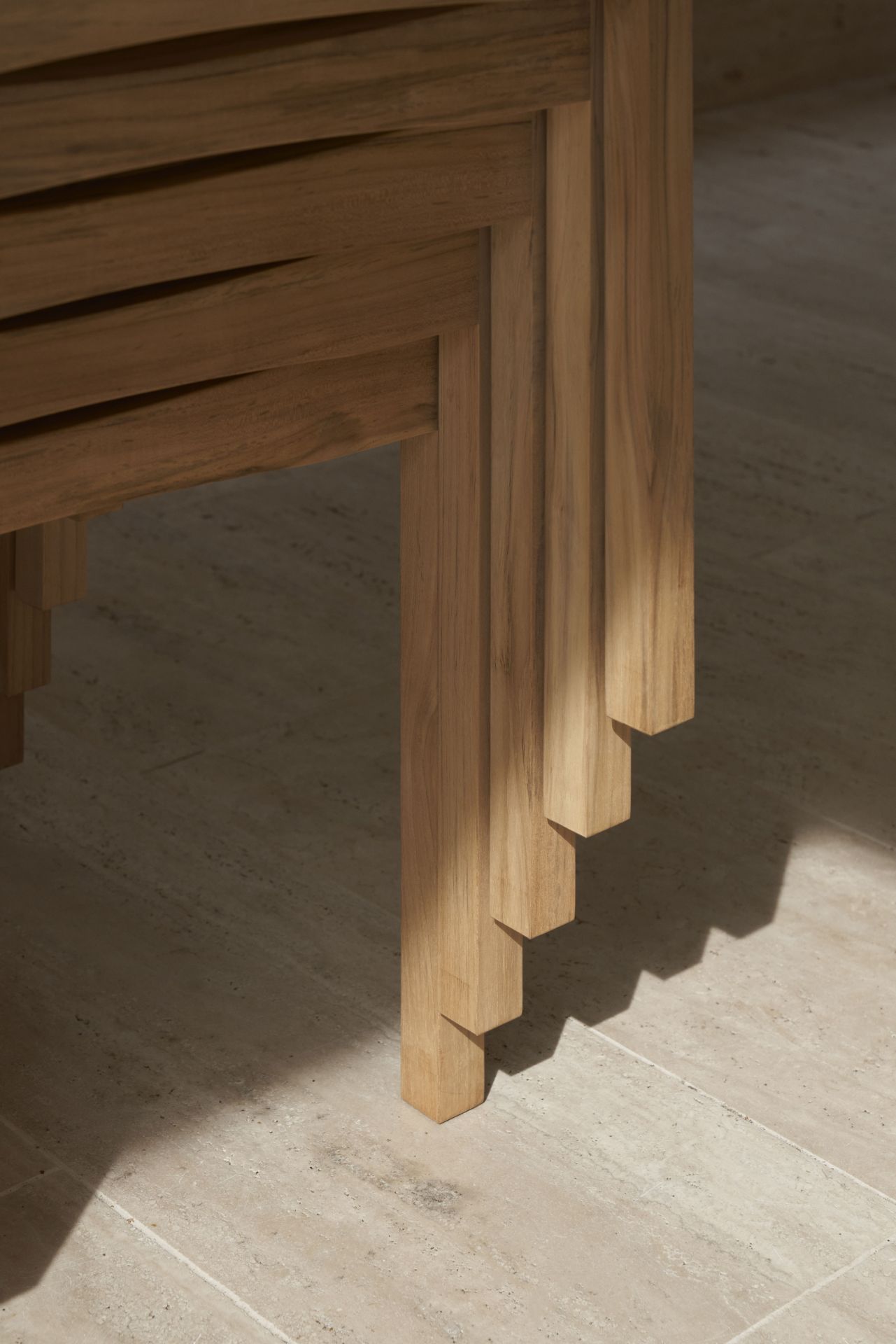 Detailaufnahme des AH502 Armlehnstuhls von Carl Hansen & Søn, Teakholz, Outdoor-Möbel, Gartenstuhl, hochwertige Verarbeitung.