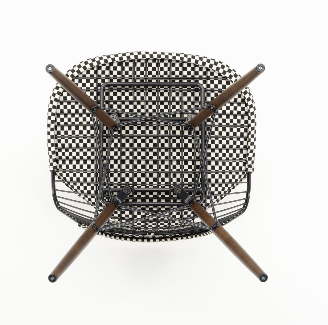 Ansicht von unten des DKW-2 Wire Chair Stuhls von Vitra mit Schachbrettmuster und Holzbeinen.