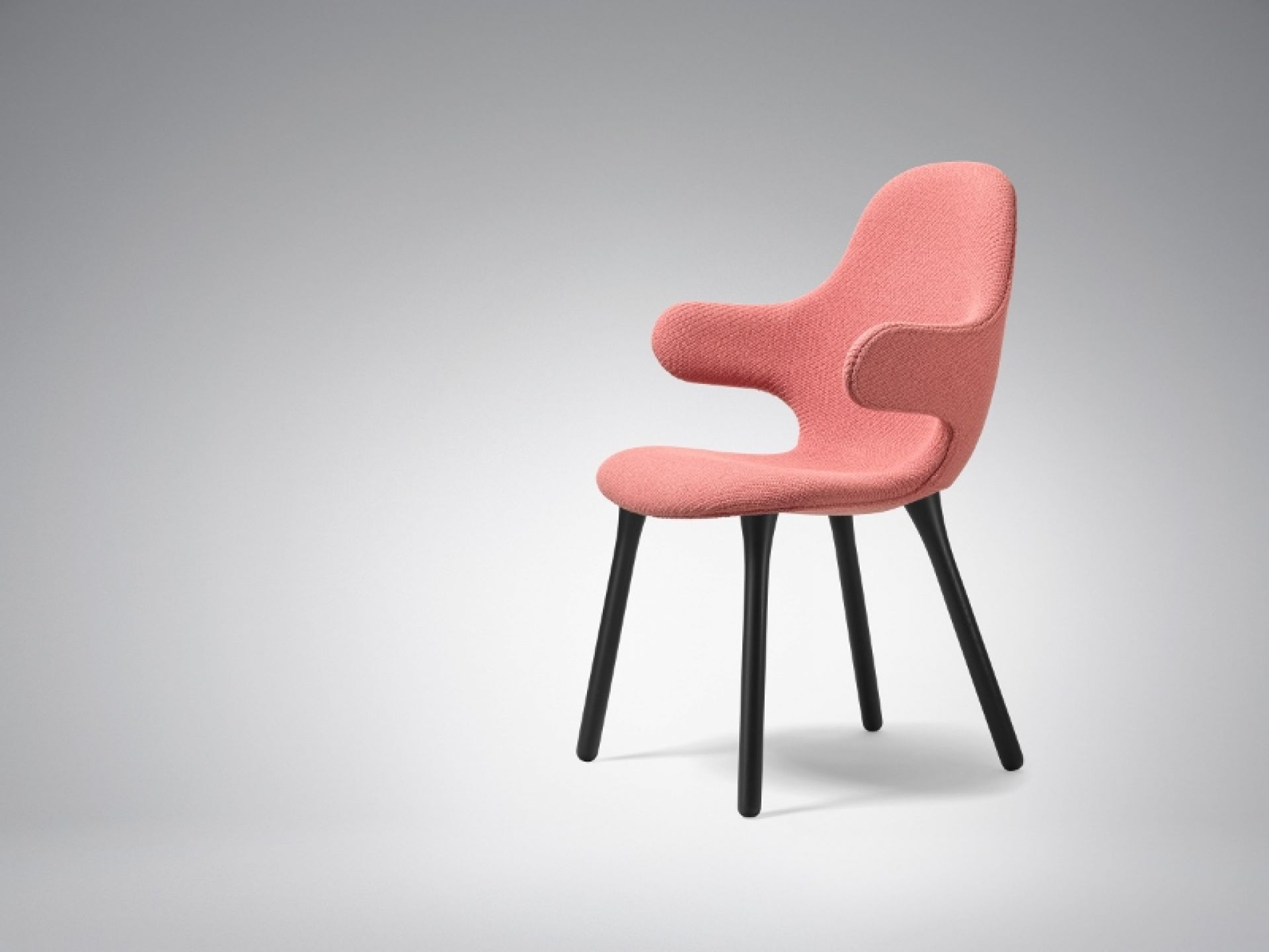 Catch Chair von AndTradition, Modell JH1, in Lachsrosa mit schwarzen Holzbeinen, seitliche Ansicht.