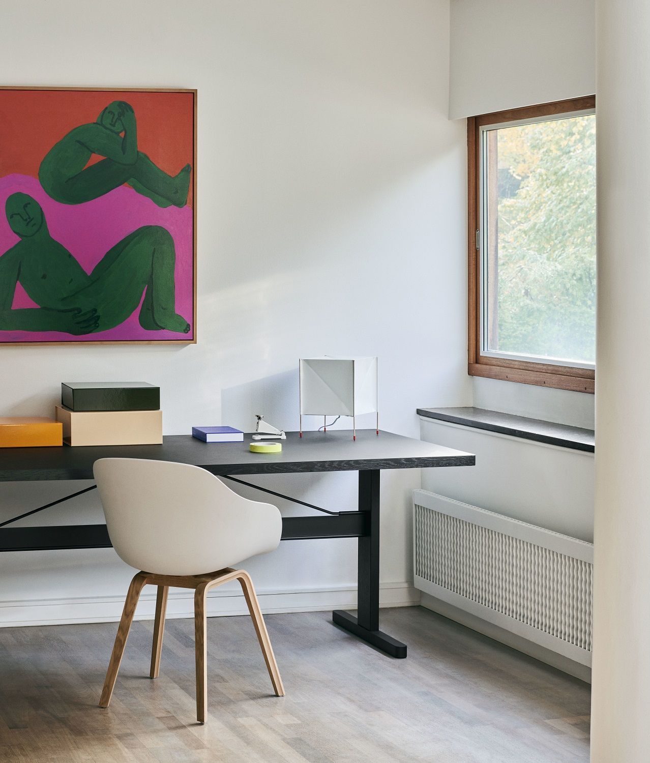 Beiger About a Chair AAC222 Stuhl von Hay am Schreibtisch, modernes Büro mit Kunst und Fenster.