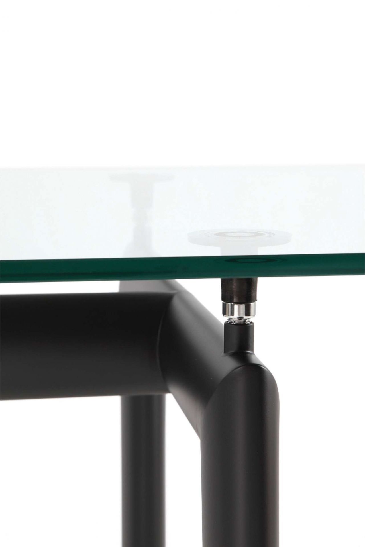 Detailaufnahme Cassina LC6 Tisch mit Glasplatte und schwarzem Stahlrohrgestell, modernes Designmöbel.