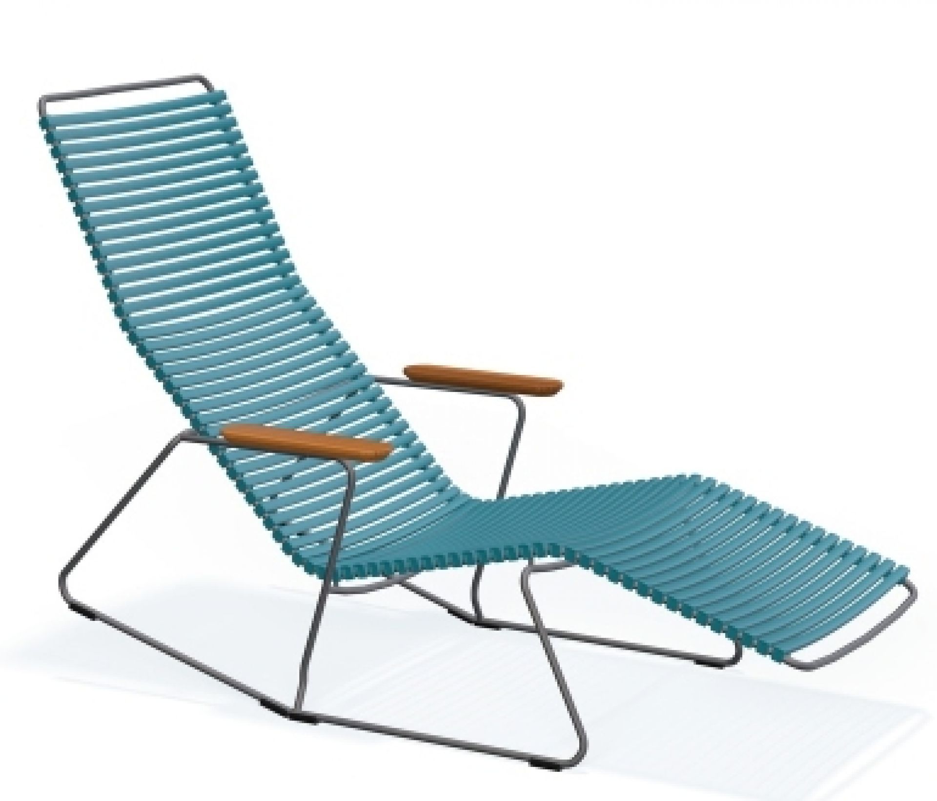 Houe Click Sunrocker Sonnenliege in Türkis mit Armlehnen aus Holz für den Garten.