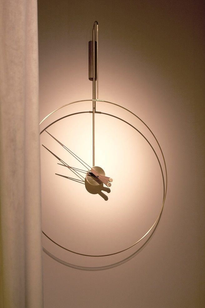 Goldene Daro Clock Wanduhr von Nomon, moderne Designeruhr mit filigranem Metallrahmen und Holzdetails.