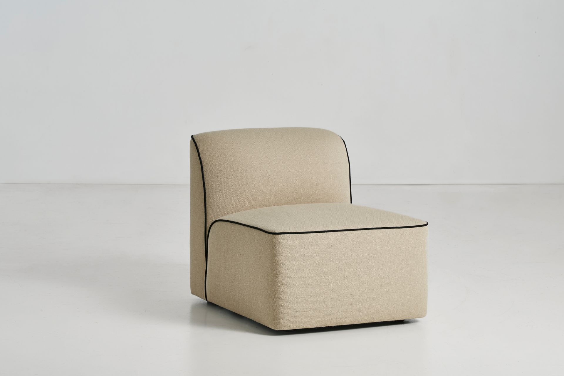 Beige Flora Modul-Sofa von Woud, ein Sessel mit schwarzer Paspelierung, modernes Design für Wohnzimmer.