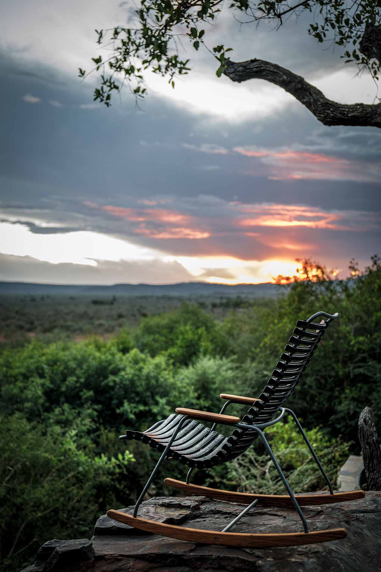 Click Kids Schaukelstuhl: Moderner Kinder Schaukelstuhl mit Holzgestell und Blick auf die Natur.