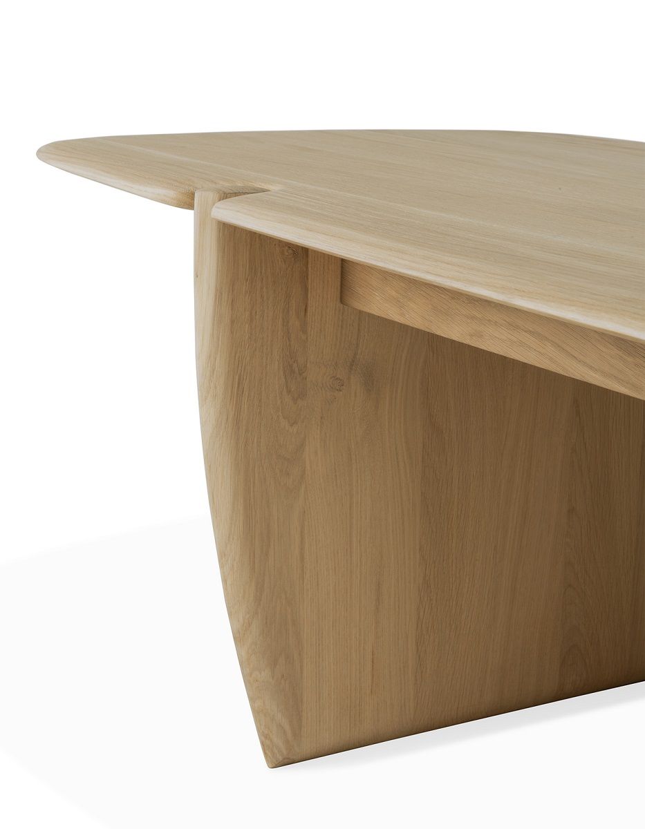 Detailaufnahme: Ethnicraft PI Couchtisch aus Eiche, lackiert, mit abgerundeten Kanten.