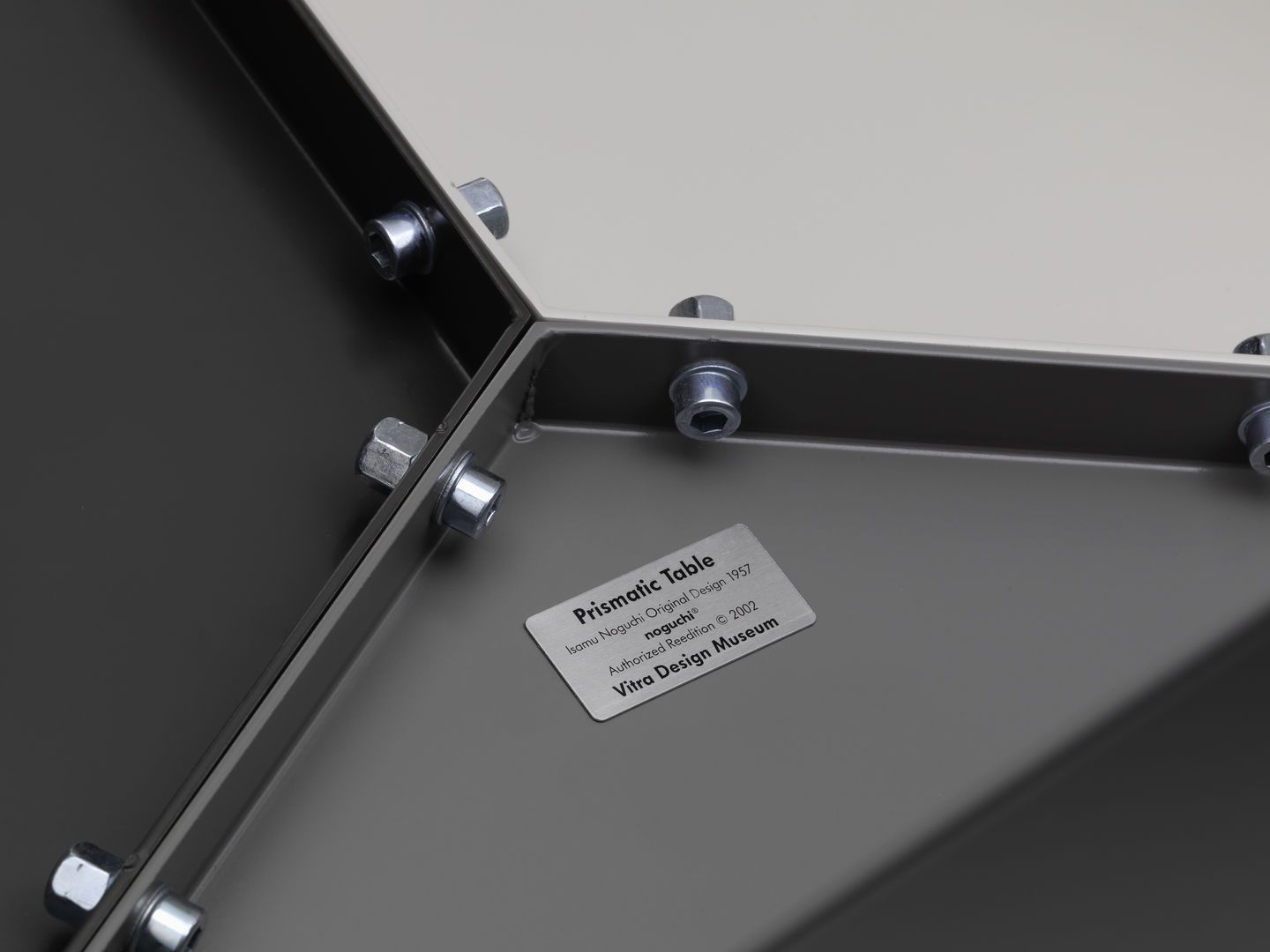 Prismatic Table bijzettafel, geometrisch ontwerp, Vitra
