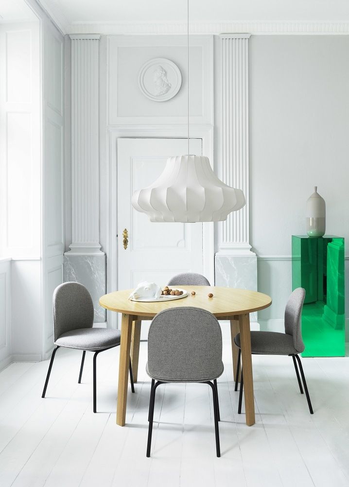 Ace Chair Stuhl von Normann Copenhagen, gepolstert in Grau, am Esstisch im hellen Raum.