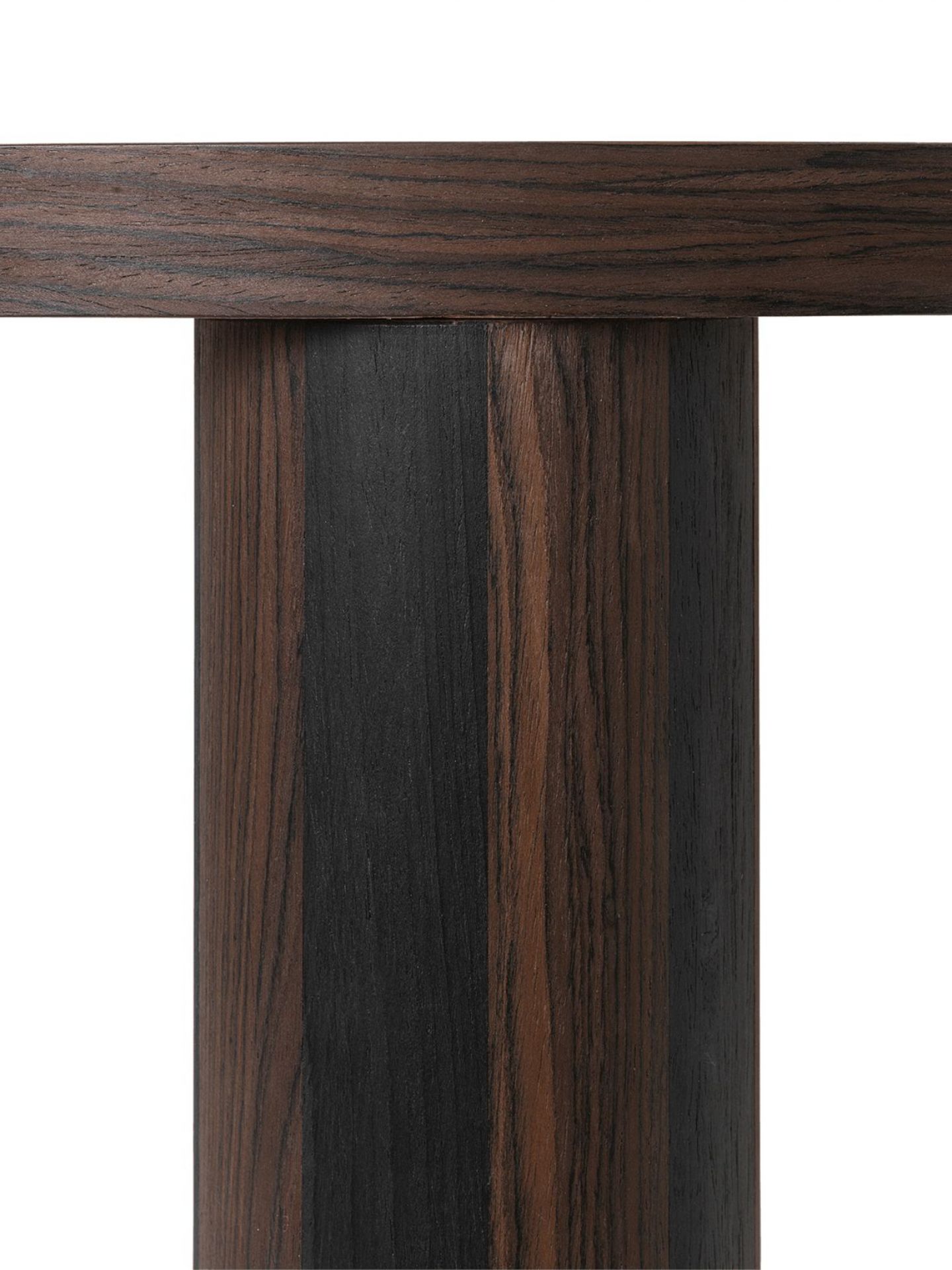 Detailaufnahme des dunklen Holzfußes vom Post Kaffeetisch von Ferm Living.