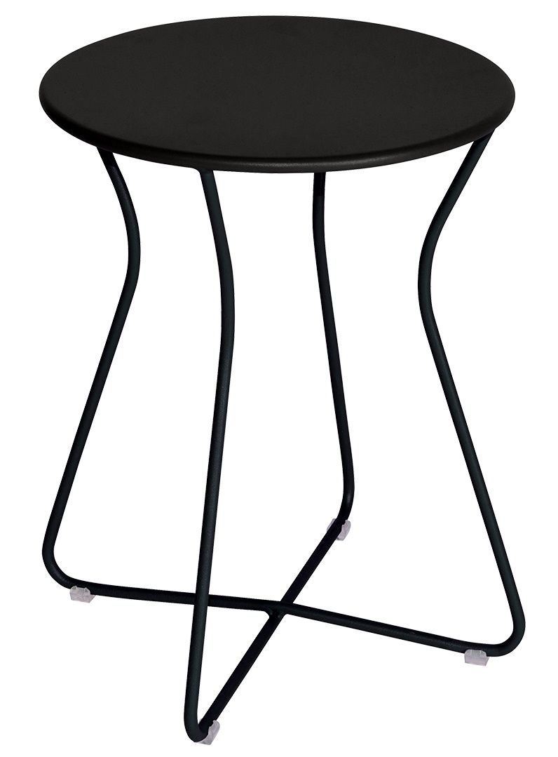 Schwarzer Cocotte Hocker von Fermob für den Außenbereich, runder Sitz und filigranes Metallgestell.