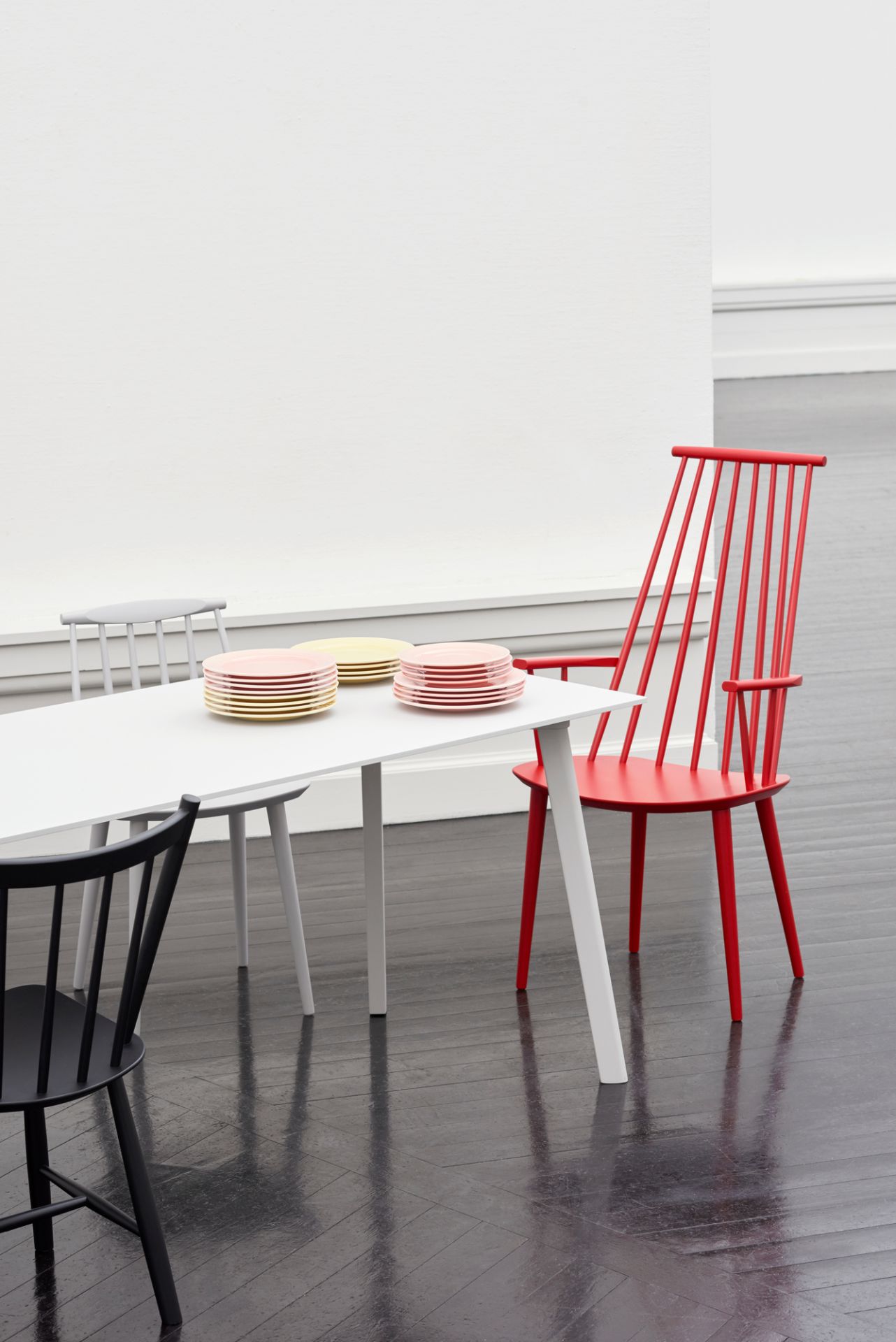 Esstisch mit farbigen J110 Stühlen von Hay in Rot, Schwarz und Grau. Designklassiker.