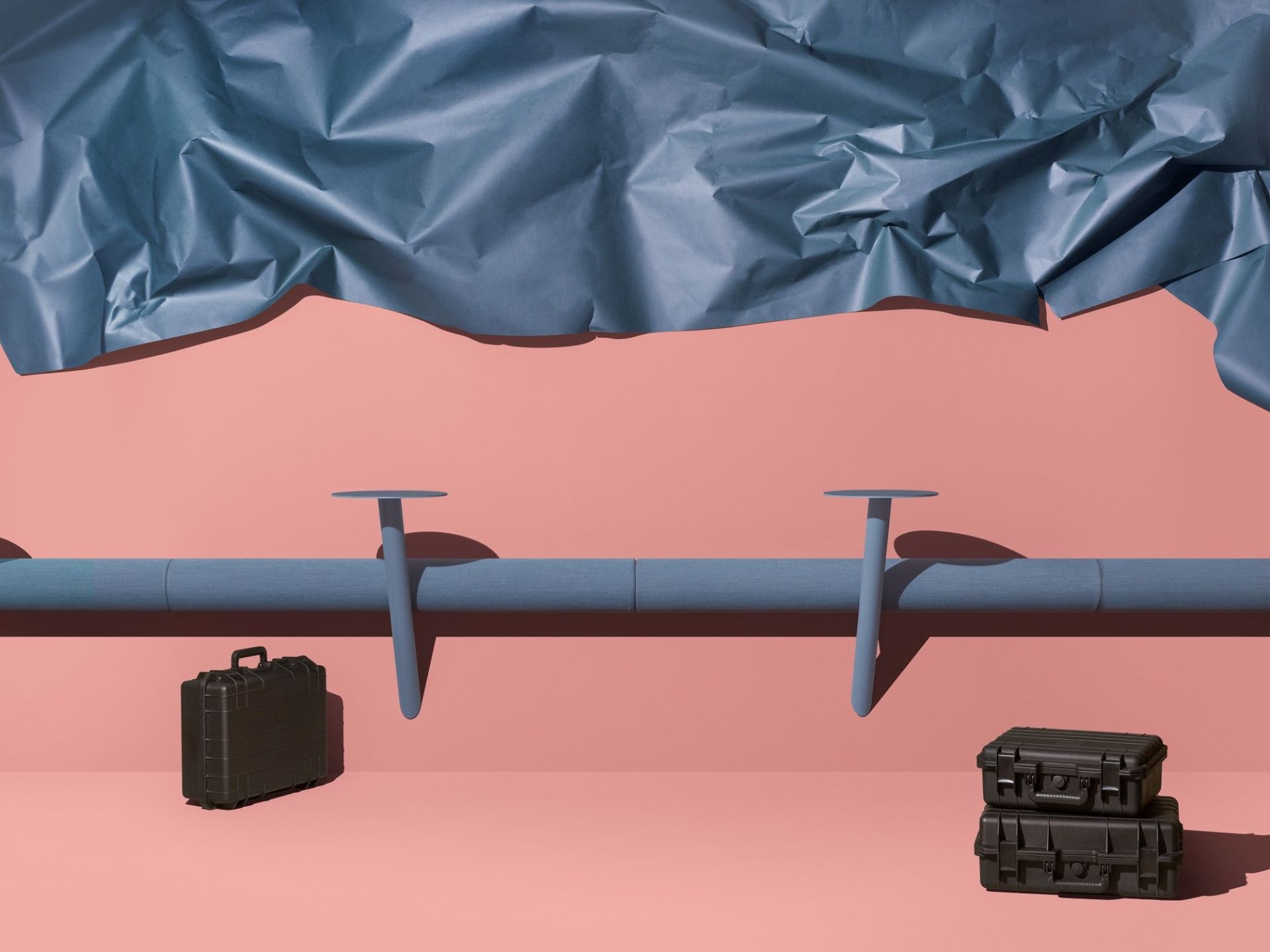 Mizetto Lumber Wall Sitzmöbel: Wandmontierte Sitzbank in Blau mit schwarzen Koffern vor rosa Hintergrund.