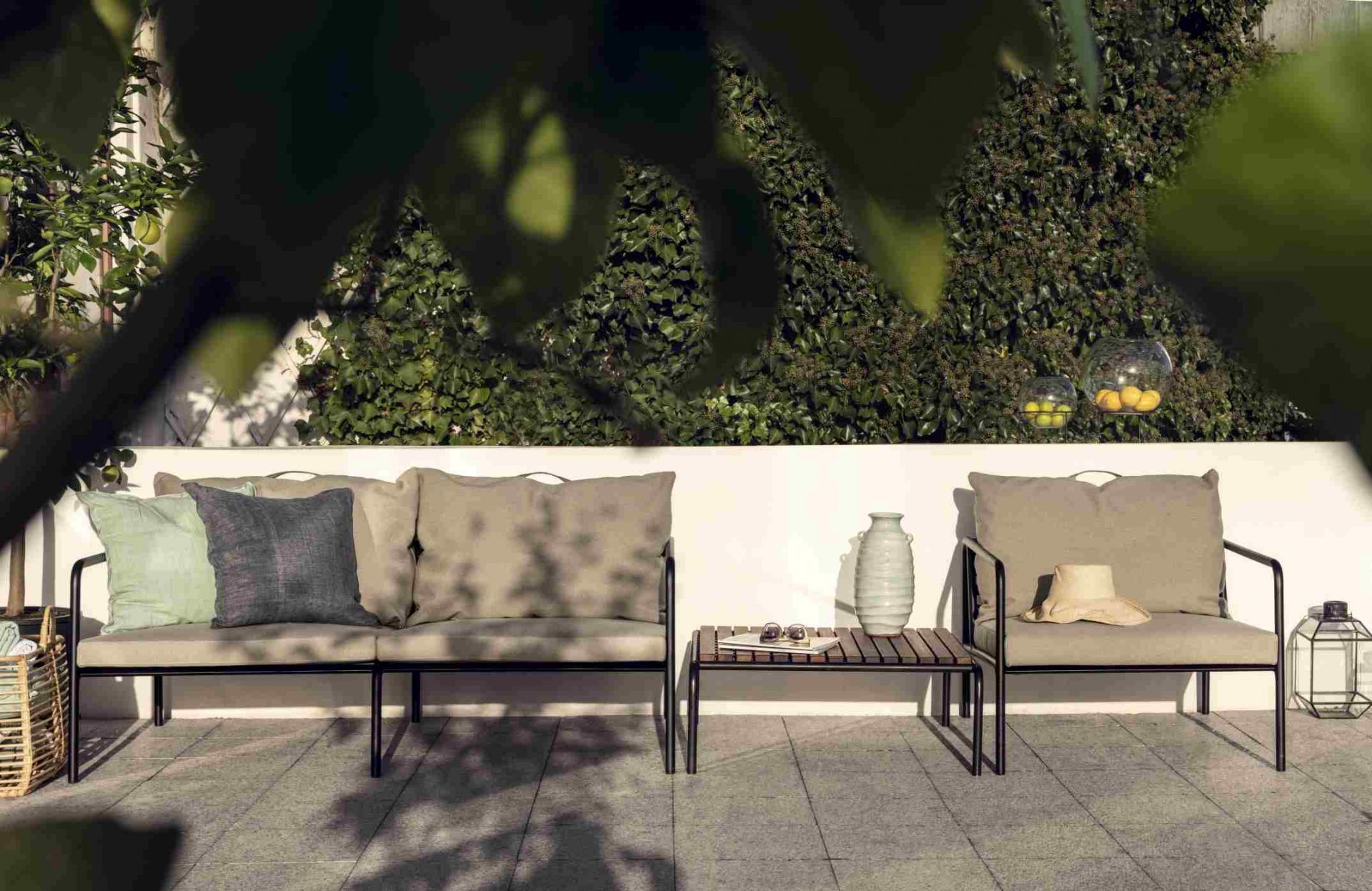 Avon Sofa: Elegantes 2-Sitzer Outdoor Sofa von Houe mit Tisch und Dekoration auf der Terrasse.