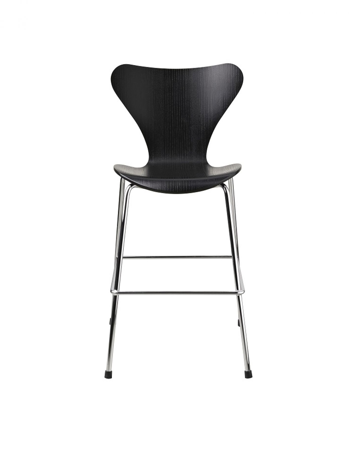 Schwarzer Series 7 Junior Kinderhochstuhl von Fritz Hansen mit verchromtem Gestell, Frontansicht.