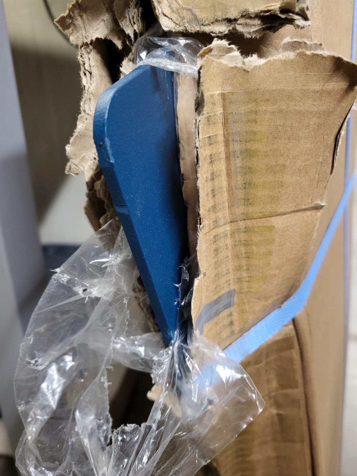 Beschädigte Verpackung des blauen Fermob Bolder 3-Sitzer-Tisches. Mängelexemplar für den Outdoor-Bereich.