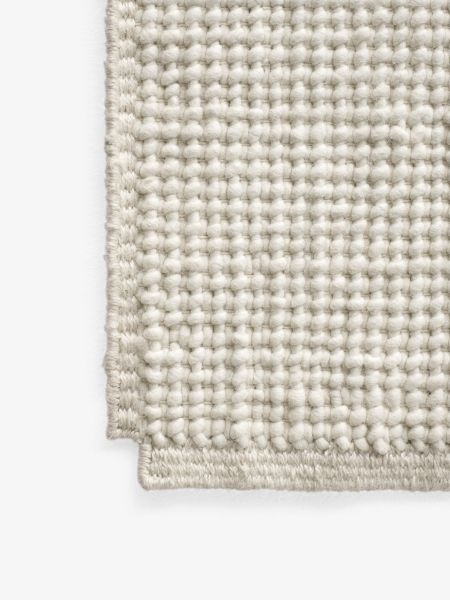 Detailaufnahme des AndTradition Collect Teppich SC84/SC85 in Beige, zeigt die Textur und den Rand.