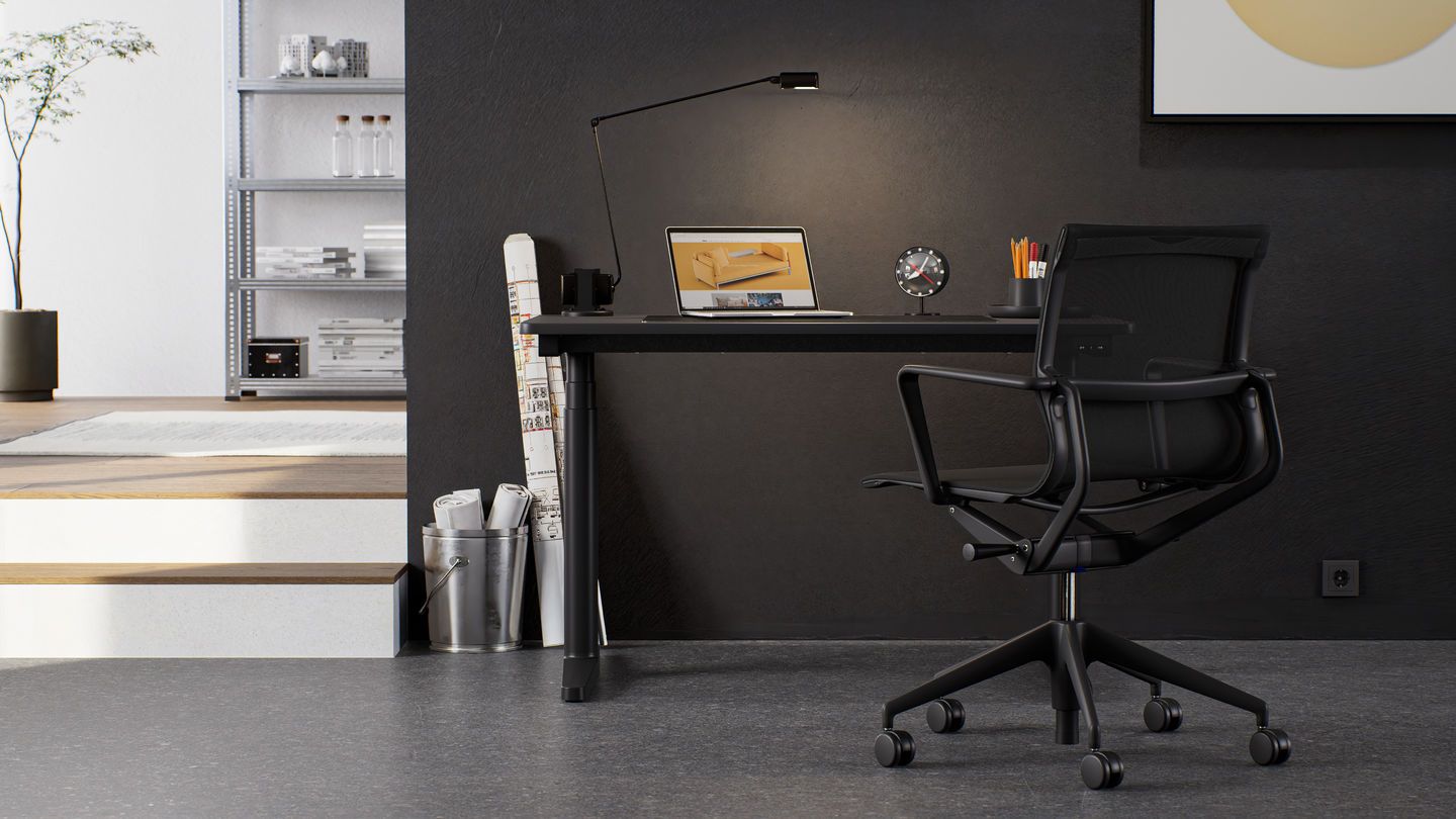 Schwarzer Tyde 2 Steh-/Sitztisch Home Desk Schreibtisch von Vitra mit Bürostuhl und Schreibtischlampe.
