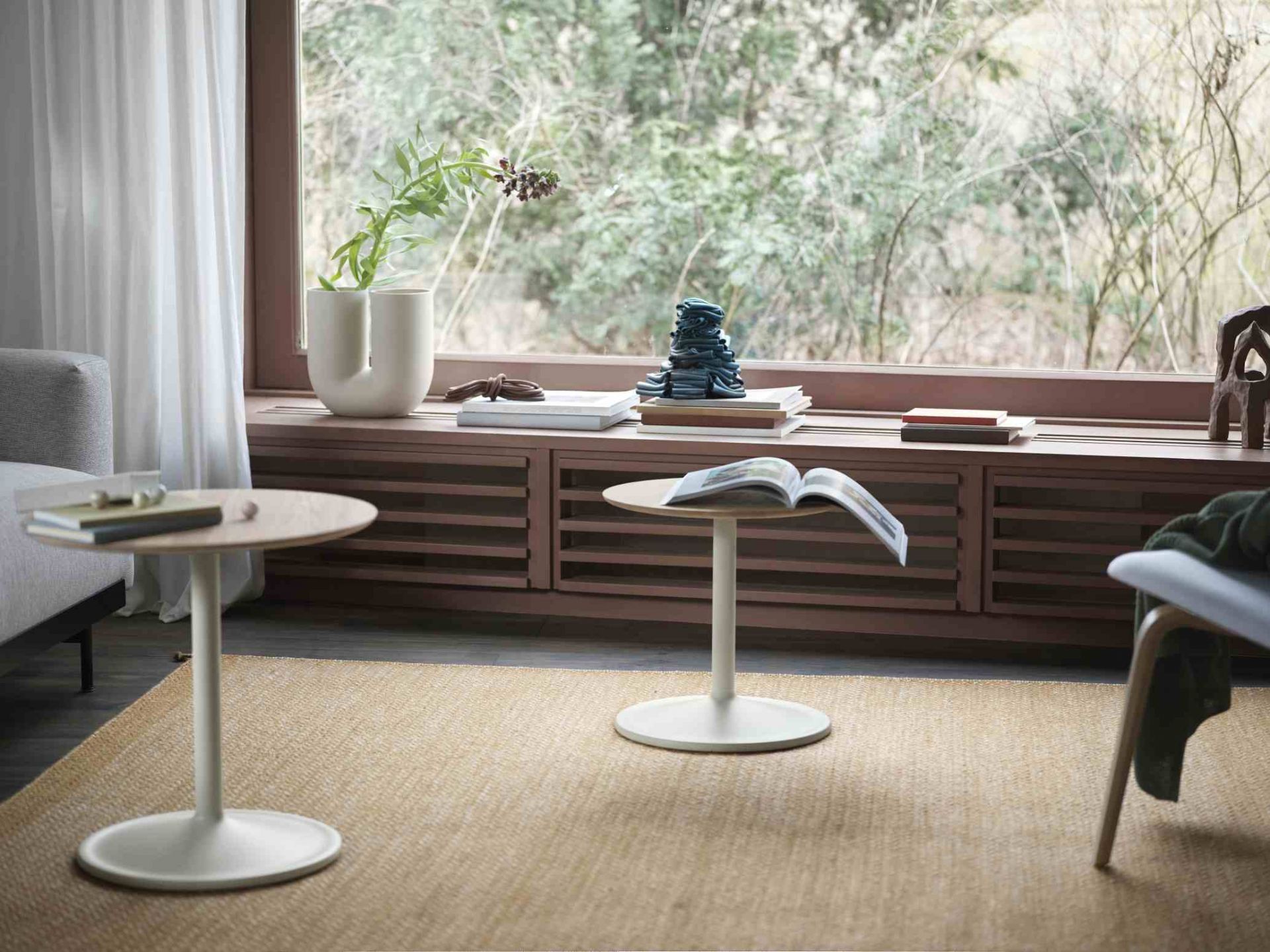 Heller Wohnraum mit zwei Muuto Soft Side Table Beistelltischen aus Holz und Metall.