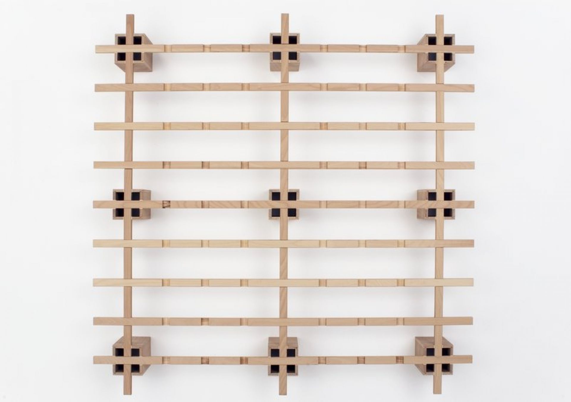Tojo System Bett mit Cube: Holzrahmen Bettgestell mit minimalistischem Design und quadratischen Verbindungsstücken.