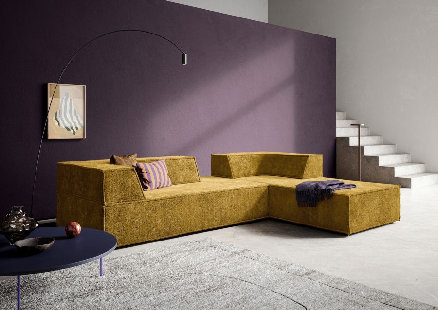 Gelbes Trio Sofa mit vier Modulen und Eckanordnung links, modernes Wohnzimmer-Interieur mit Treppe.
