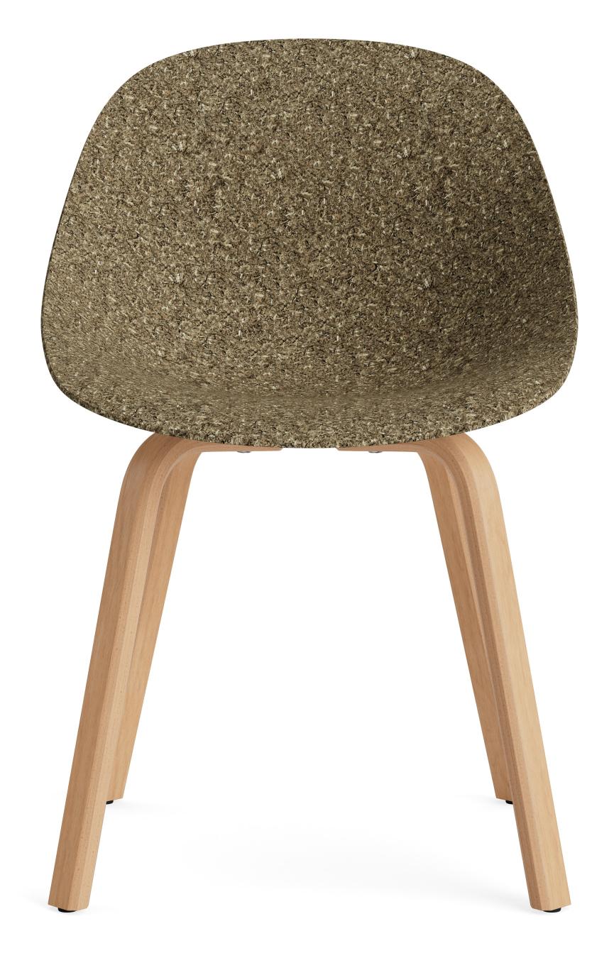Normann Copenhagen Mat Chair Wood Stuhl mit brauner Sitzschale und hellem Holzgestell, Frontansicht.