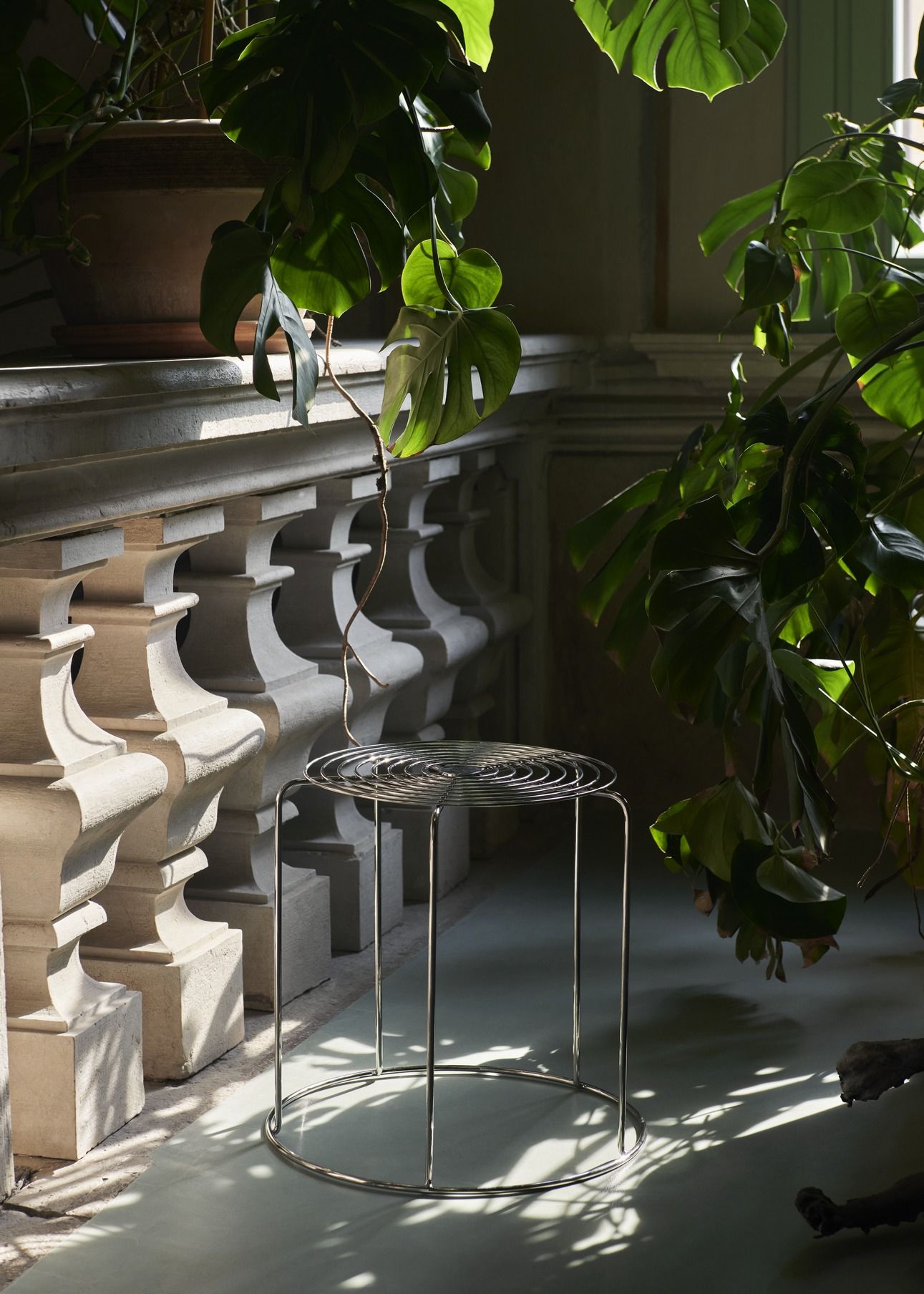 AndTradition Wire Stool VP11: Moderner Hocker aus verchromtem Stahl, ideal als Beistelltisch im Wohnbereich.
