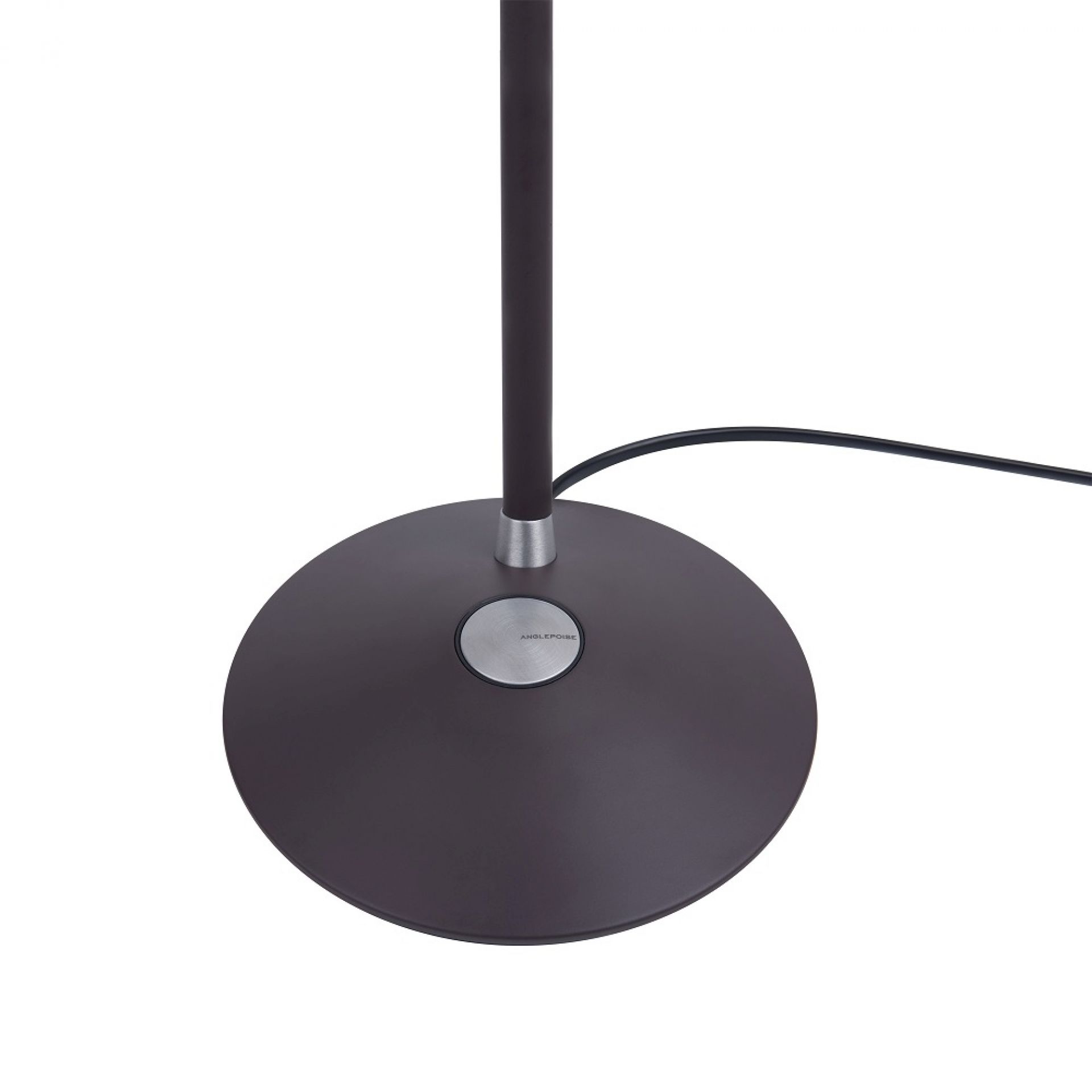 Detailaufnahme des Fußes der braunen Anglepoise Type 75 Mini Tischleuchte.