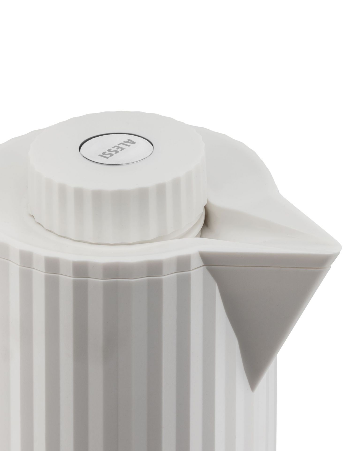 Weiße Alessi Isolierkanne mit Plissee-Design, Detailaufnahme von Ausguss und Deckel. Moderne Thermoskanne für heiße Getränke.