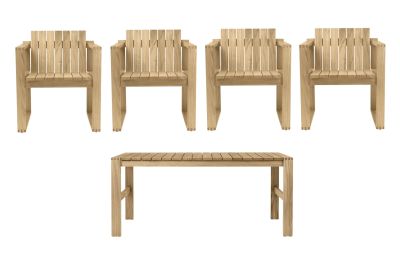Bodil Kjaer Outdoor Dining Set mit vier Holzstühlen und einem passenden Holztisch.